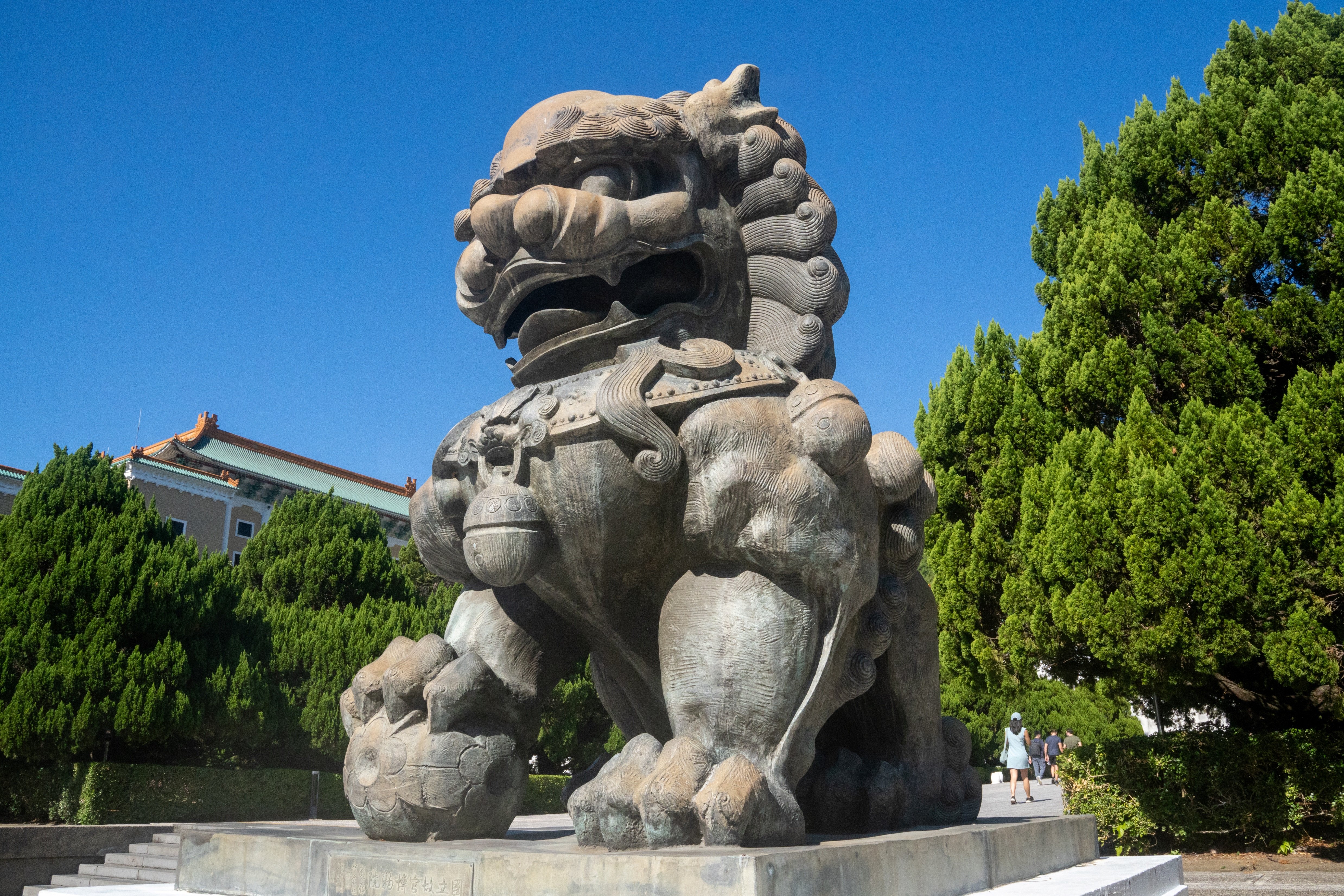 Guardian lion outside the National Palace Museum in Teipei