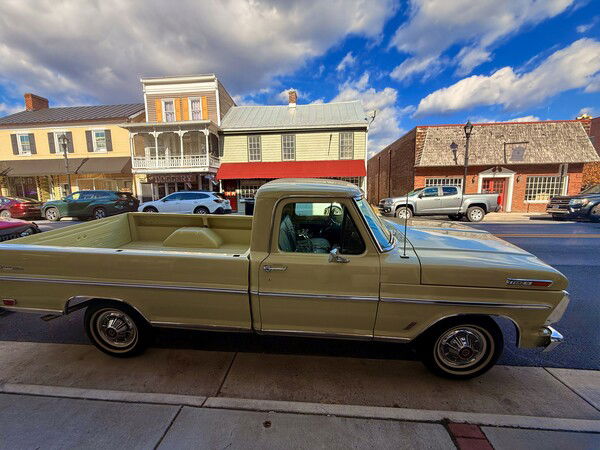 1968/69 Ford F-100 Ranger in amazing condition 

#SeenOnTheRoad #Photography
