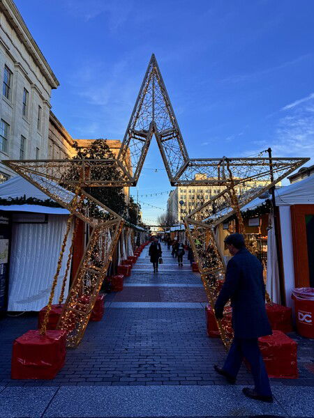 Star Arch at the DowntownDC Holiday Market

#Christmas #Photography