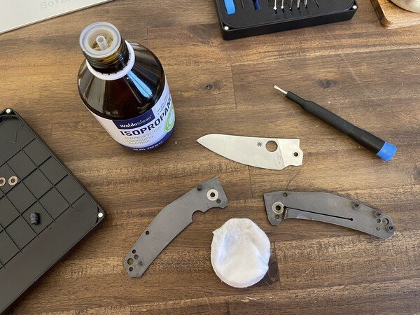 Disassembling, cleaning, and maintaining my Spyderco Spydiechef pocket knife. 🔪❤️