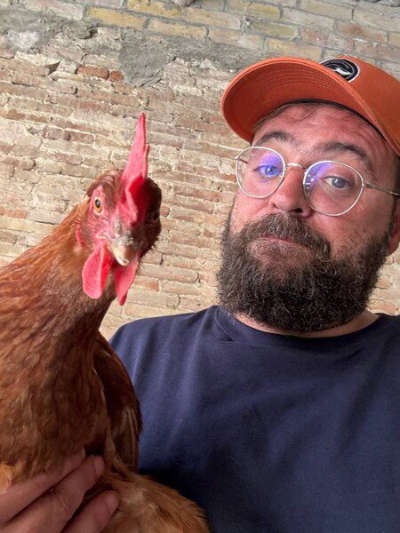 Un xica tica mica camacurta i ballarica. 