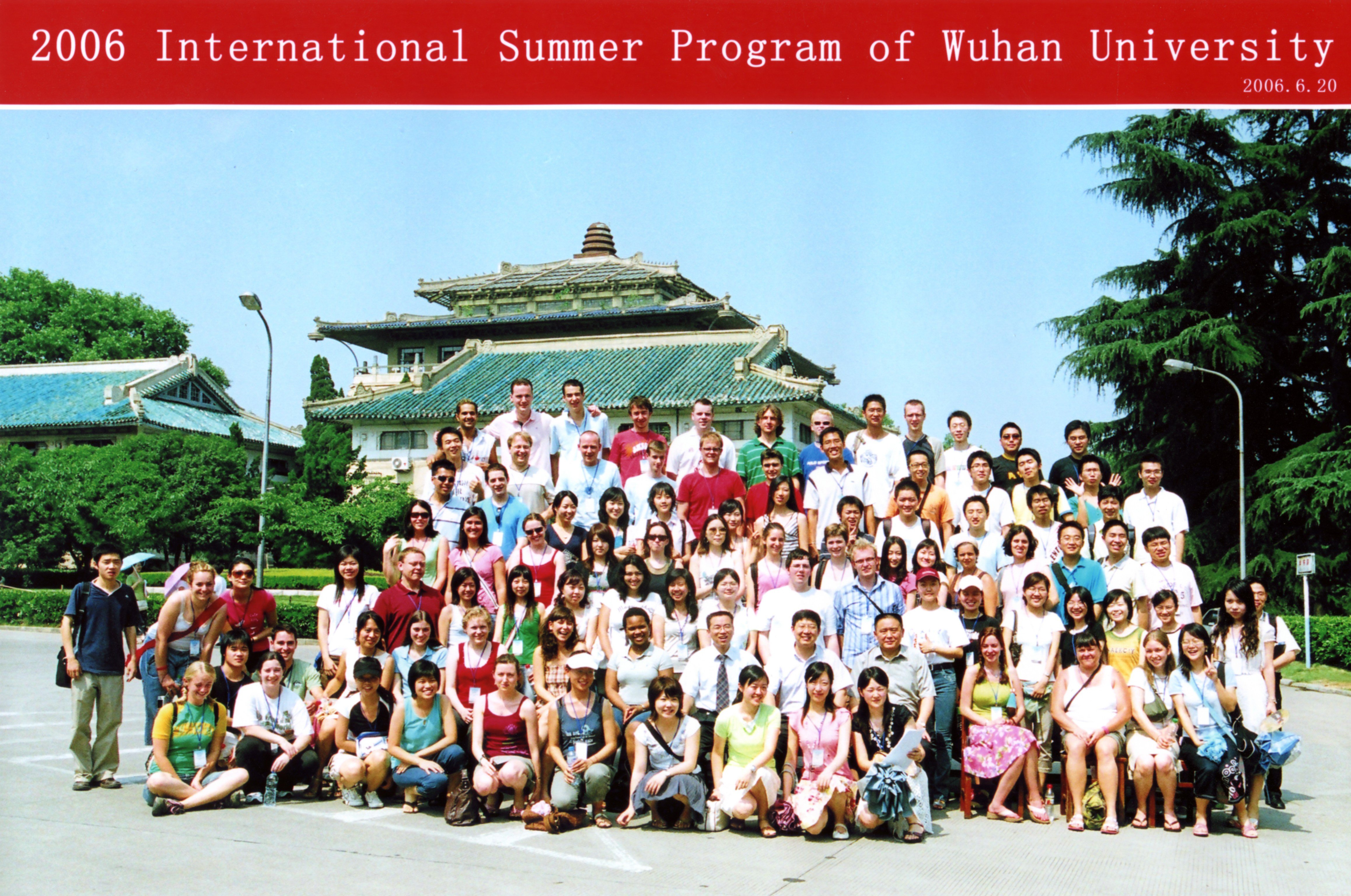 A large group of people is posing for a photo outdoors, smiling, in front of traditional Chinese architecture. Text: '2006 International Summer Program of Wuhan University 2006.6.20'.