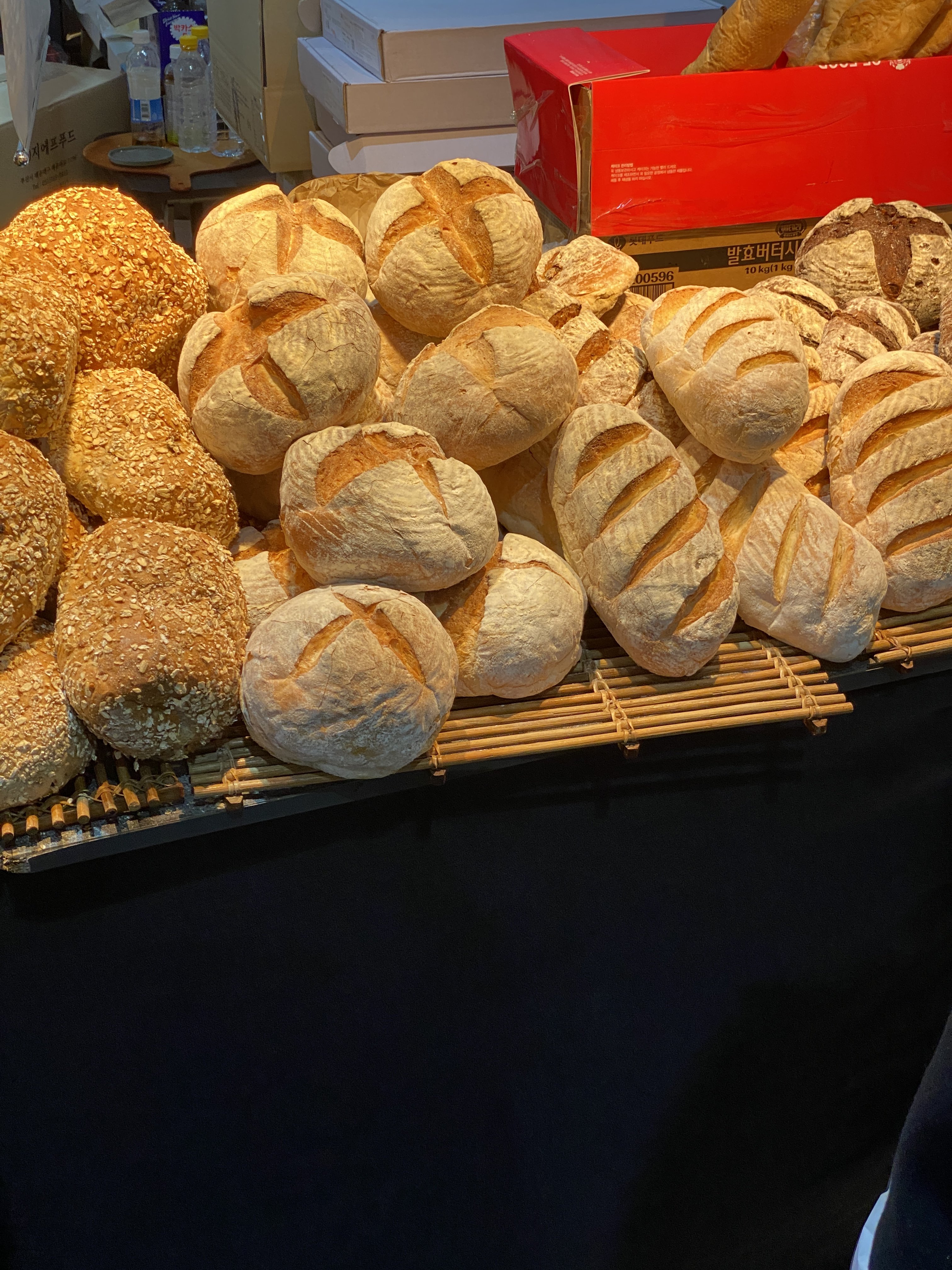선반 위에 올려져 있는 빵