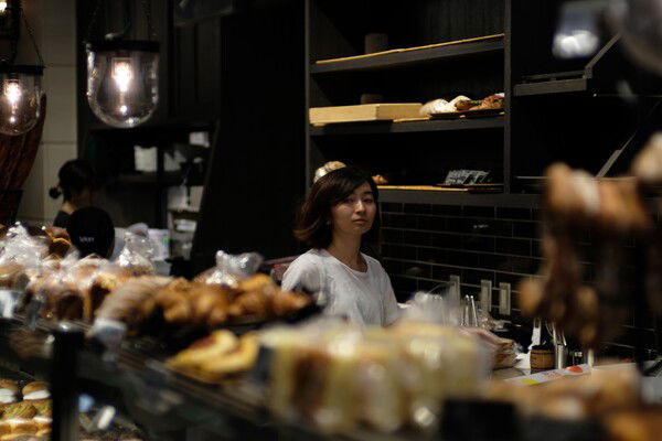 Shop worker in a white t-shirt, at the bakery restaurant Sawamura, in NeWOMAN Shinjuku.