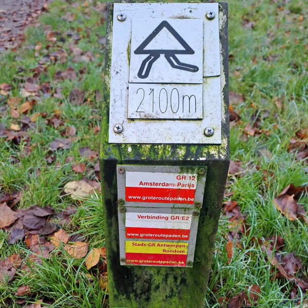 Bordje met verschillende aanwijzingen voor GR-routes op