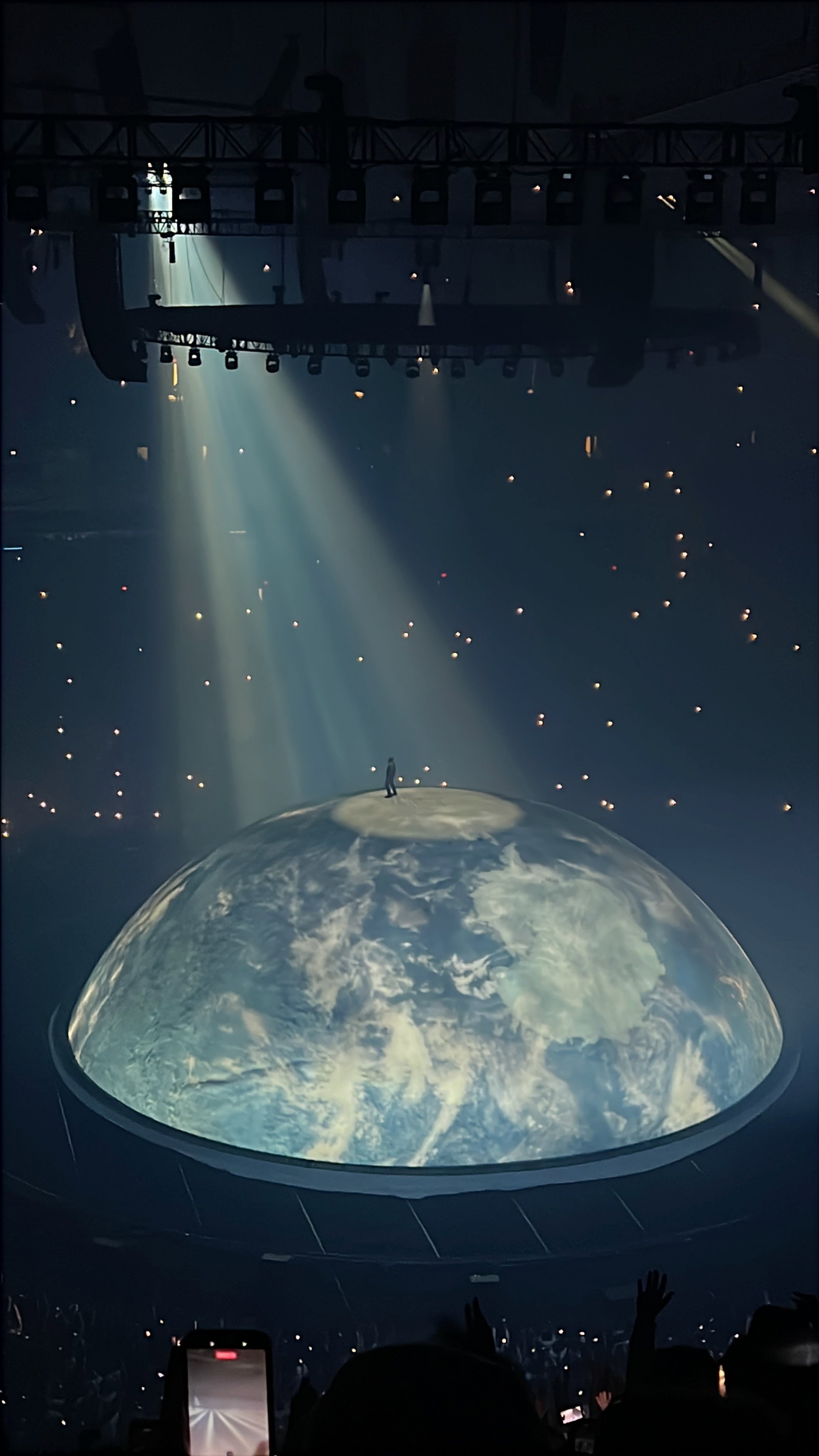 A picture of Kanye standing on the stage