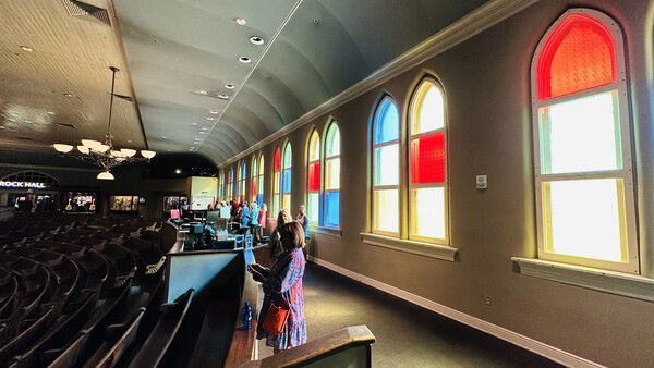 Windows inside the Ryman Auditorium (aka The Mother Church of Country Music) in Nashville, TN. 

#FensterFreitag #WindowFriday #windows #music #nashville #country

Ryman Windows © 2025 by Eric von Foerster is licensed under CC BY-SA 4.0
