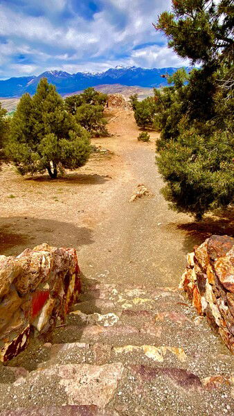 Outside of Reno, NV on the way to Virginia City, NV, looking out toward the Carson Range.

#FootpathFriday #path #trail #nature #mountains #nevada #naturephotography

Shot A Photo Outside Reno © 2025 by Eric von Foerster is licensed under CC BY-SA 4.0
