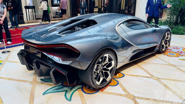 🤩 A beautiful Bugatti…can’t imagine what the insurance, registration and maintenance costs are. 😬