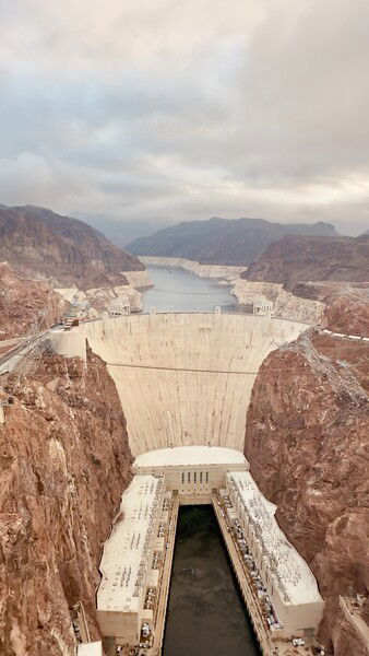 It’s dam cloudy today. 