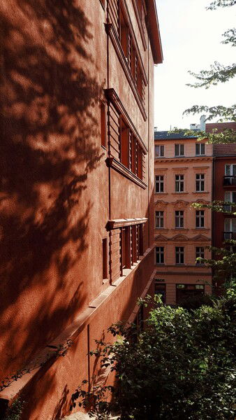 Slow colours and the light of days.